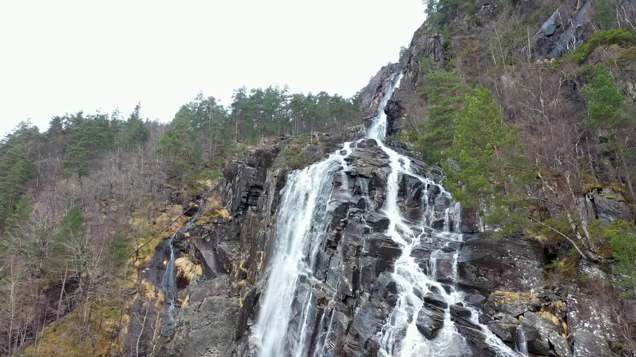la cascada de kvernhusfossen en mo modalen, noruega, fue revelada desde el aire.