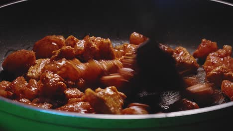 Persona-Revolver-En-Una-Sartén-Llena-De-Carne-De-Pollo-Cocinando-La-Cena