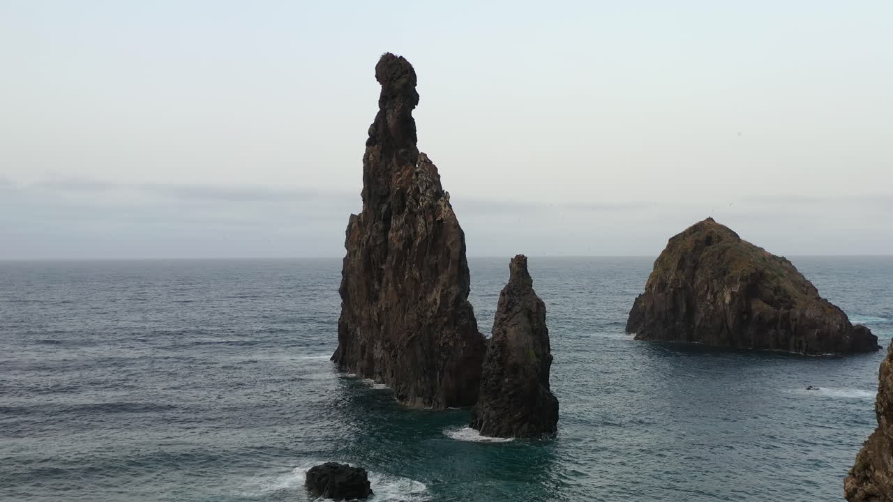 formación rocosa afilada en el mar atlántico, costa de la isla de madeira, portugal, disparo de drones