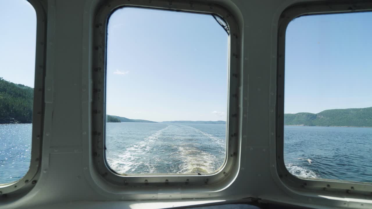 Vista da janela de um navio no fiorde de Saguenay, Quebec, em um dia ensolarado e sereno