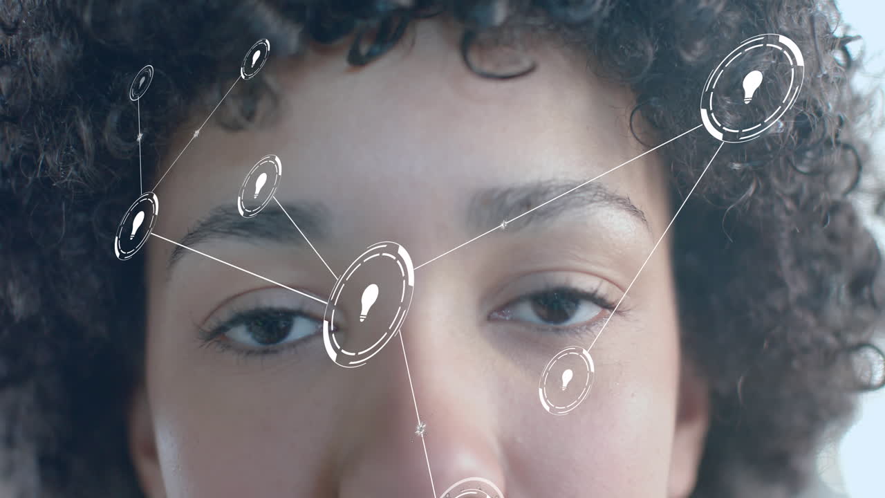 animación de iconos de bombillas sobre mujer de negocios biracial en la oficina