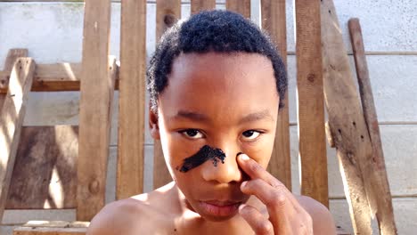 Un-Niño-Soldado-Se-Pone-Pintura-De-Guerra-Y-Se-Prepara-Para-La-Batalla