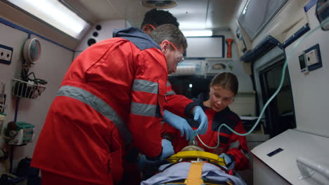 médicos de ambulancia salvando la vida de la víctima en el vehículo de ambulancia