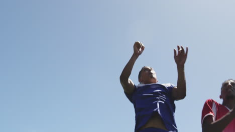 efecto de clic del obturador de la cámara contra dos jugadores de fútbol masculinos saltando para ganar la pelota