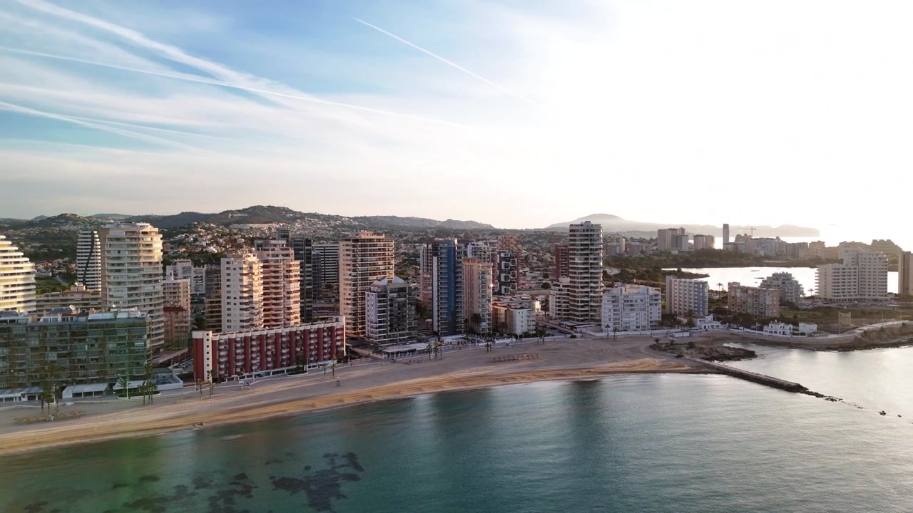 Vista aerea del paesaggio urbano di Calpe e della spiaggia sabbiosa sulla costa mediterranea della Spagna