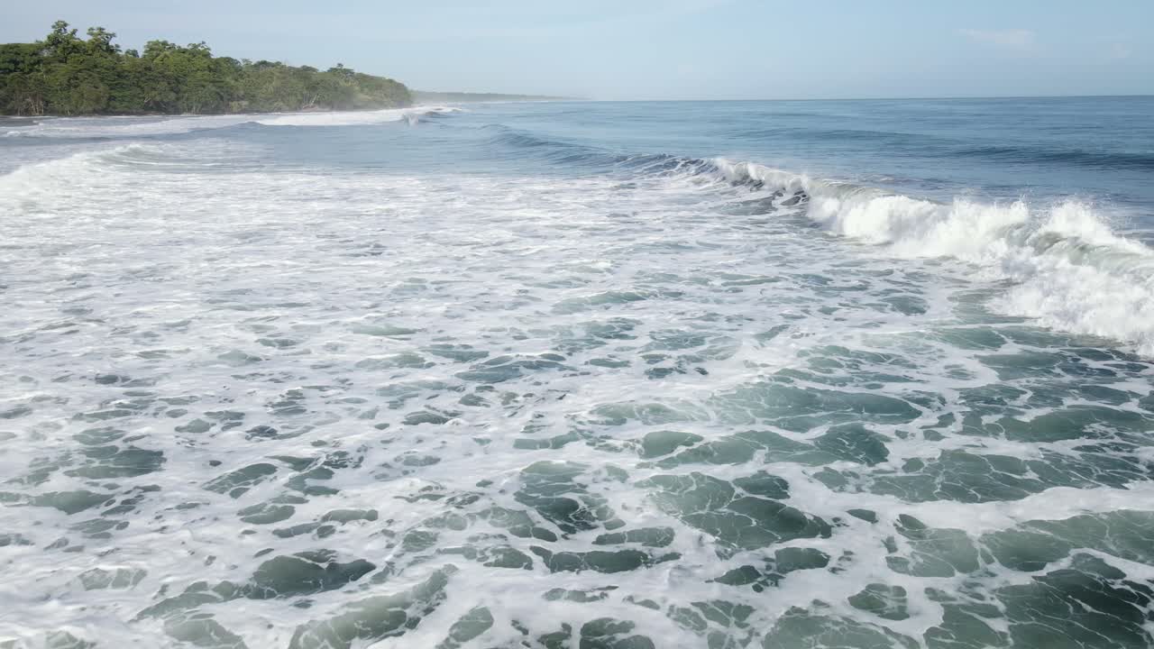 AEREO - La telecamera sorvola le onde dell'oceano mentre si infrangono e diventano bianche