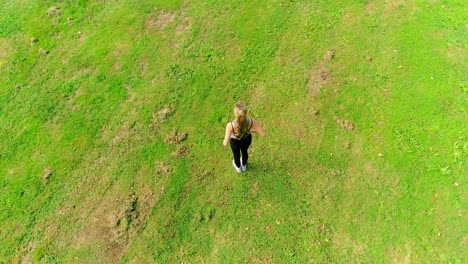 Toma-4k-De-Mujeres-Hermosas-Jóvenes-Haciendo-Ejercicios-Al-Aire-Libre-En-Un-Parque-Al-Amanecer