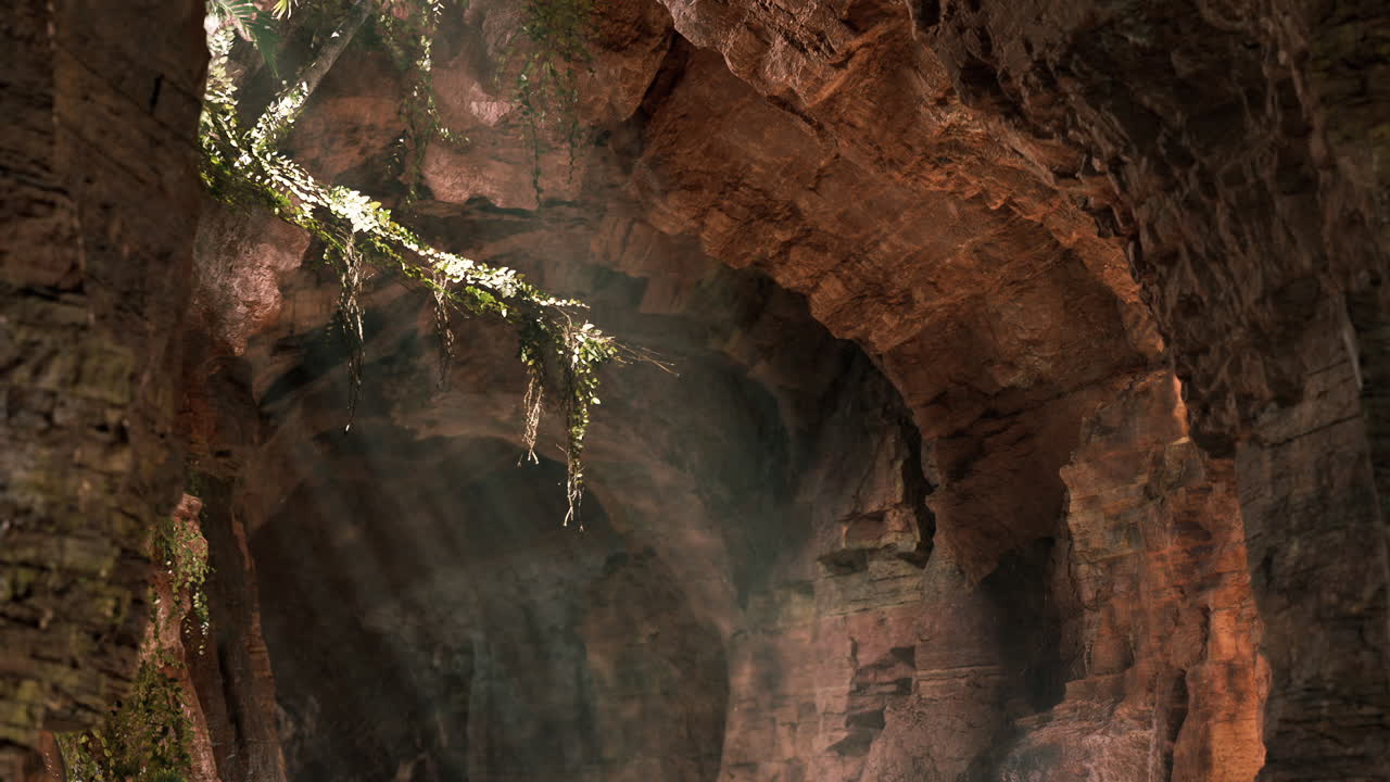 la luz del sol fluye a través de la entrada de una cueva en una selva exuberante