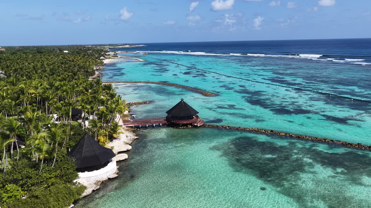 Playa Blanca Beach ved Punta Cana i La Altagracia, Den Dominikanske Republik. Paradisisk landskab. Badebyer ved stranden. Rejsemål. Playa Blanca Beach i Punta Cana, Den Dominikanske Republik