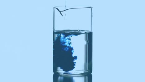 Animation-Von-Molekülen-über-Blauem-Reagenz,-Das-In-Einen-Glasbehälter-Gegossen-Wird