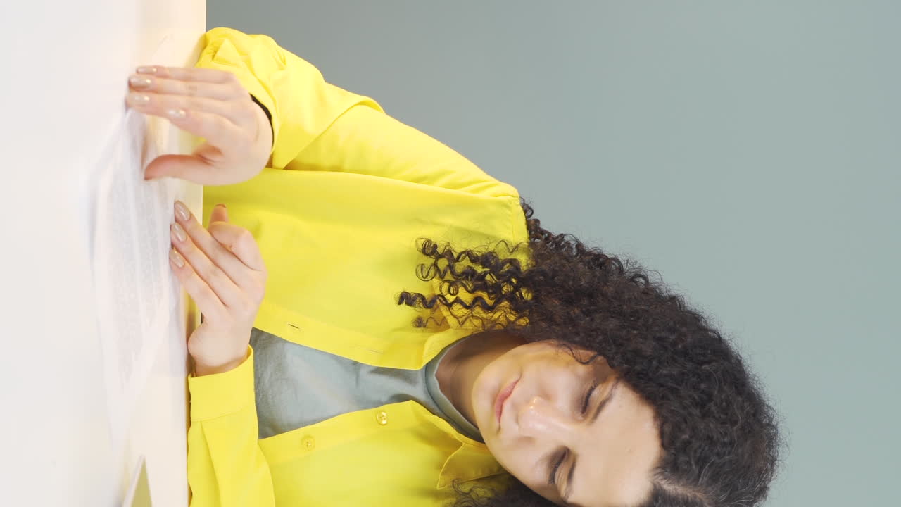 vídeo vertical de la joven que revisó y firmó el papeleo es feliz y satisfecho.