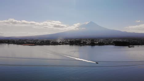 Antena-De-Rotación-Lenta-Sobre-El-Lago-Kawaguchiko-Y-El-Monte-Fuji-Con-Lanchas-Rápidas