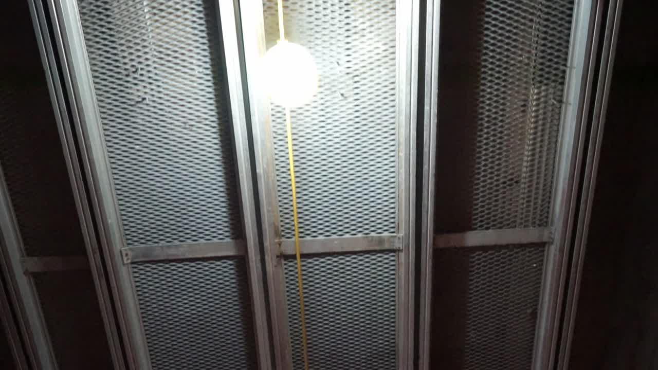 건설 교량 밑면의 워킹 샷