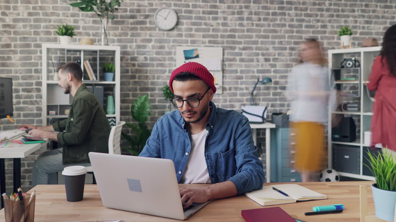 Folk, der arbejder i et moderne kontor