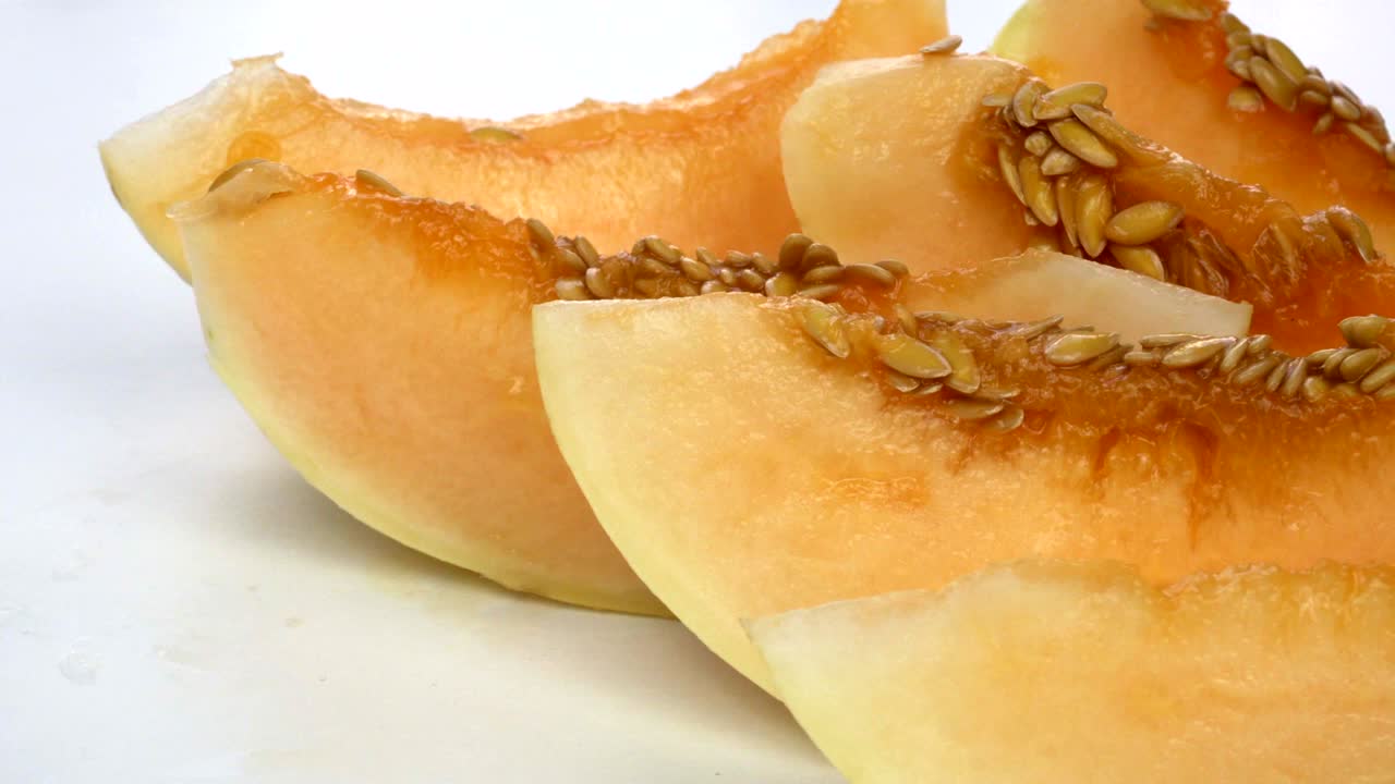 exótico fruto de melón en primer plano. melón en rodajas sobre un fondo blanco