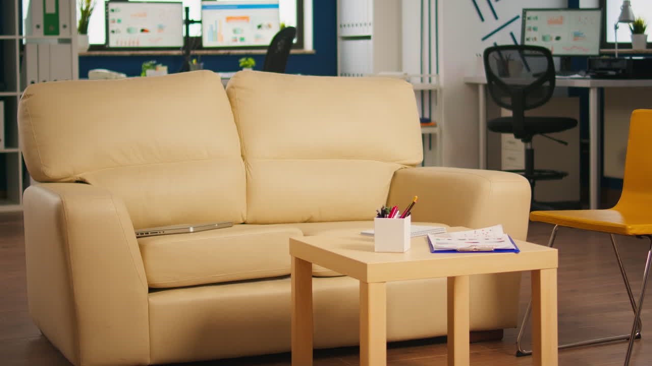 어두운 빛으로 빈 크리에이티브 사무실의 인테리어