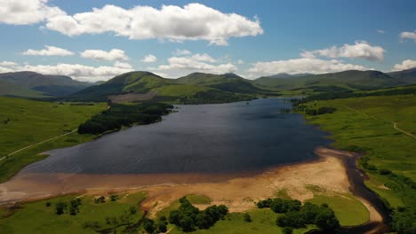 Vista-Aérea-Del-Lago-Tulla-En-Las-Tierras-Altas-De-Escocia