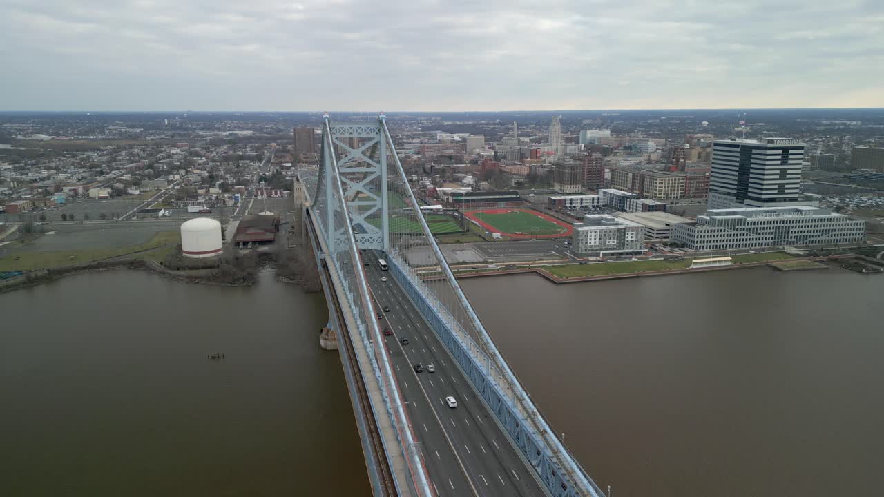 Flygdrönarvideo av Ben Franklin-bron med Camden, New Jersey i bakgrunden