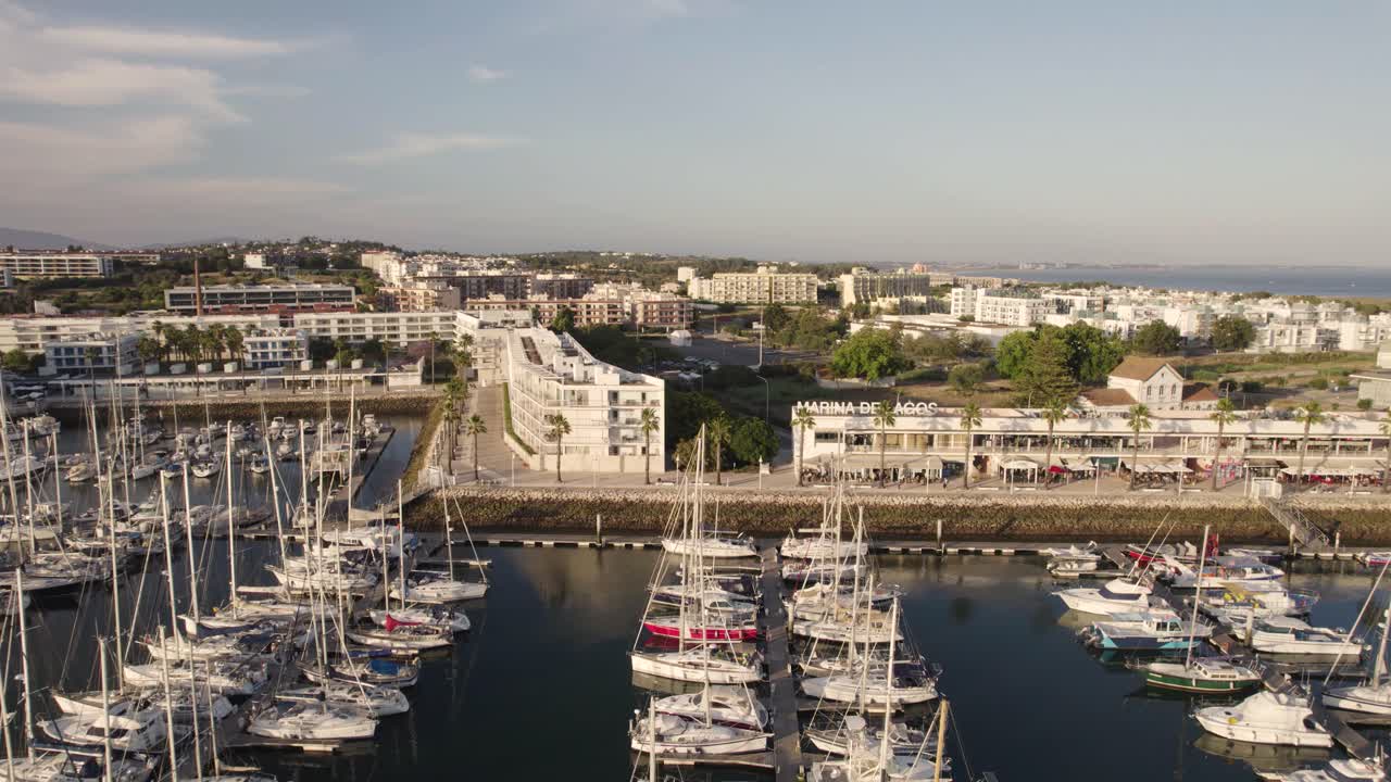 dando vueltas alrededor del puerto de lagos en portugal y su impresionante paisaje frente al mar