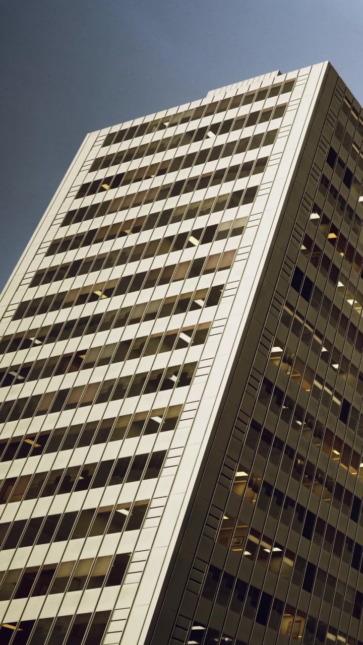 L'architettura moderna risplende sotto un cielo sereno in un contesto urbano.