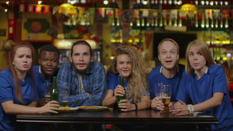 personas deportivas ocio amistad y concepto de entretenimiento - fanáticos felices del fútbol o amigos hombres bebiendo cerveza y celebrando la victoria en un bar o pub