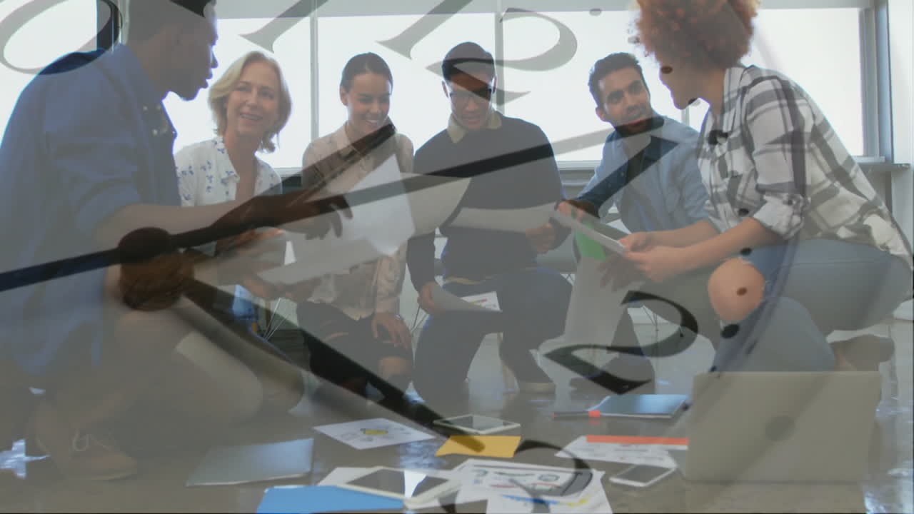 사무실에서 회의를 가진 다양한 동료들에 대한 움직이는 시계의 애니메이션