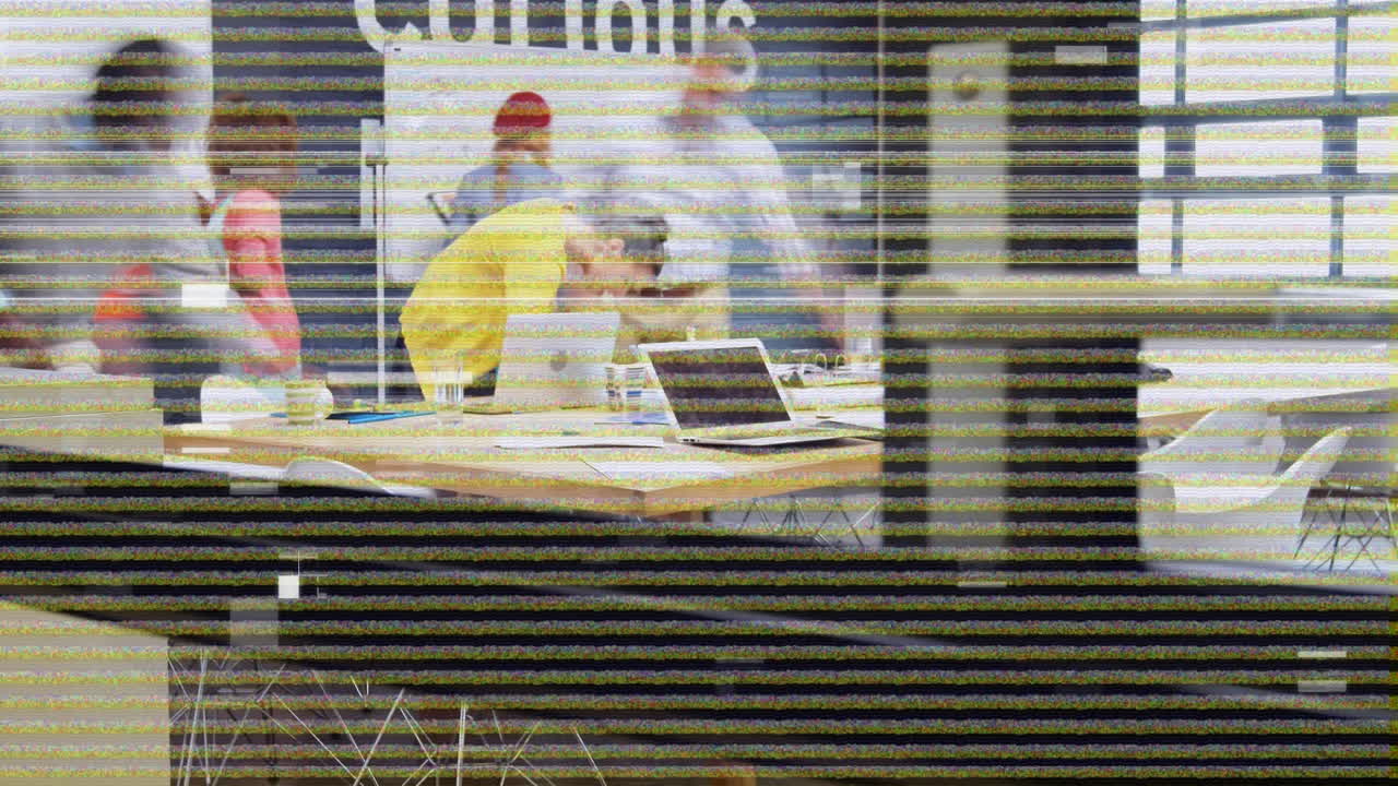 忙しいオフィスで働く同僚