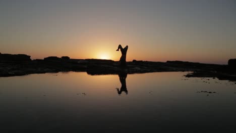 Un-Hombre-Practicando-Yoga-En-La-Playa-En-Una-Hermosa-Puesta-De-Sol