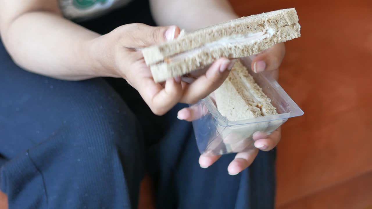 persona comiendo un sándwich