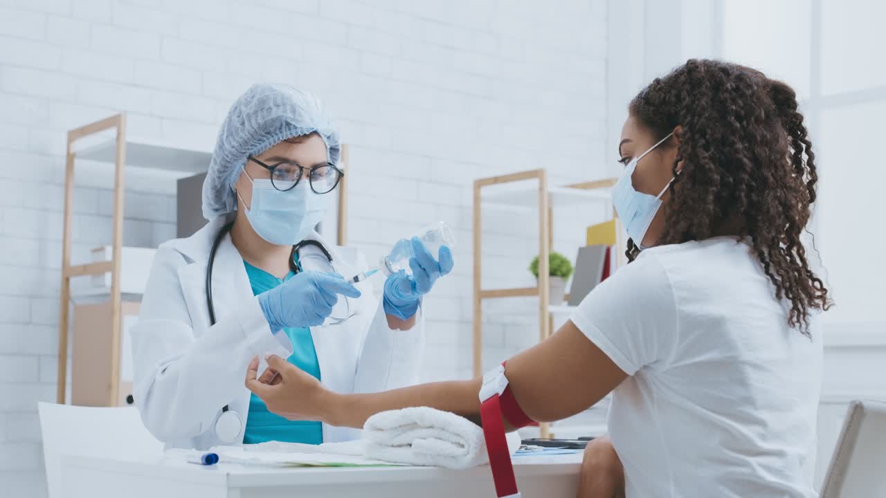 Médico dando injeção ao paciente