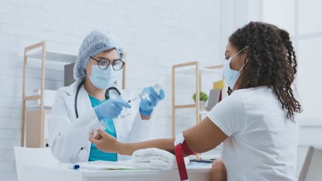 médico dando la inyección al paciente