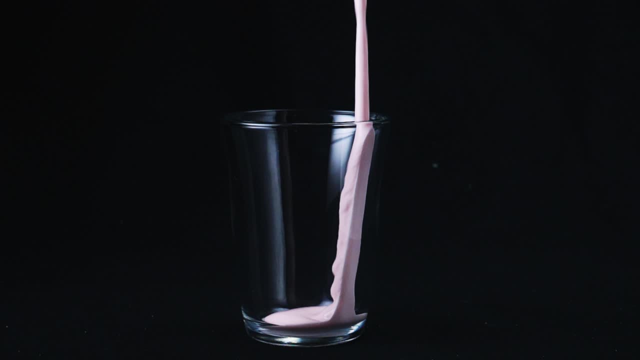 Jordgubbssmoothie hälls upp i glas