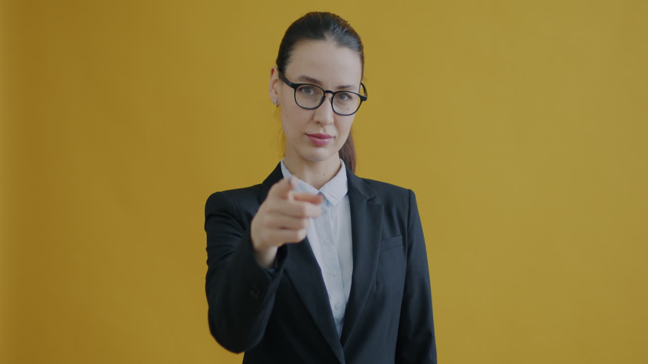 empresaria señalando