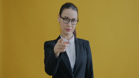 mujer de negocios señalando