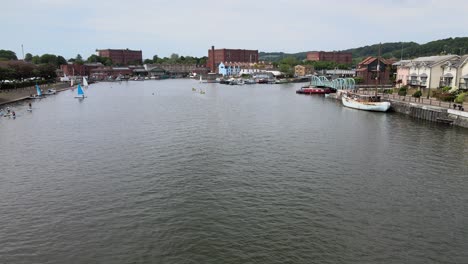 muelles y barcos frente al mar de la ciudad de bristol imágenes aéreas del reino unido 4k