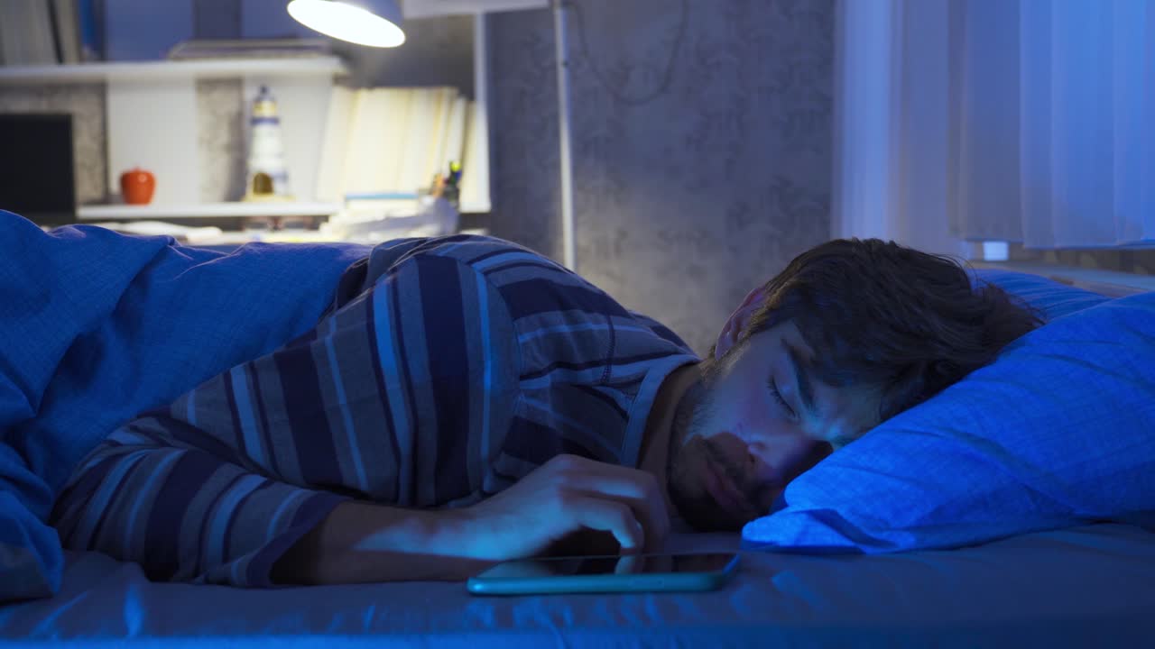 un joven adicto al teléfono en primer plano.