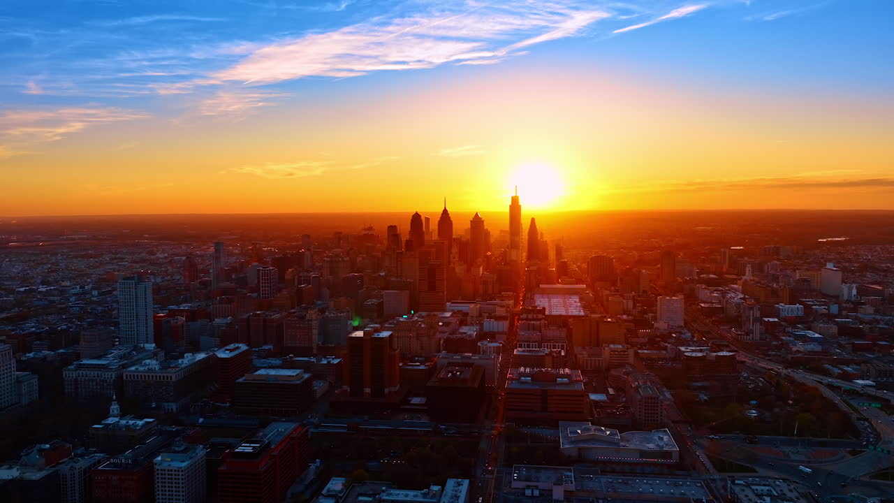 Filadélfia, EUA, 24 de abril de 2026: Horizonte da Filadélfia ao pôr do sol com as torres de Center City. Vista aérea do horizonte da Filadélfia ao pôr do sol com o sol atrás das torres de Center City e céu laranja-azulado