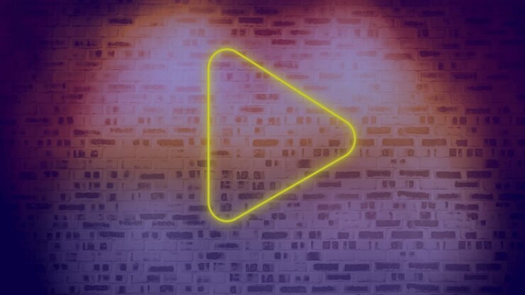 Insegna al neon a freccia su muro di mattoni 4k