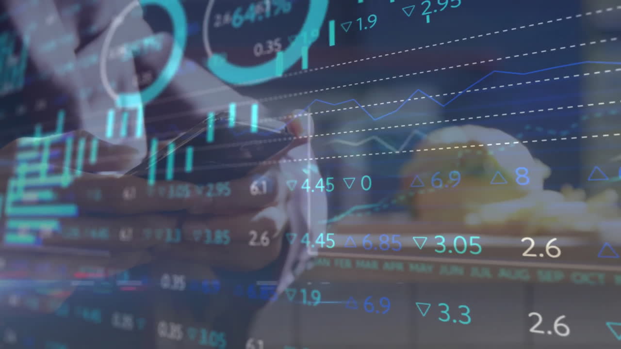 animazione dell'elaborazione dei dati finanziari su una donna d'affari caucasica che usa lo smartphone in ufficio