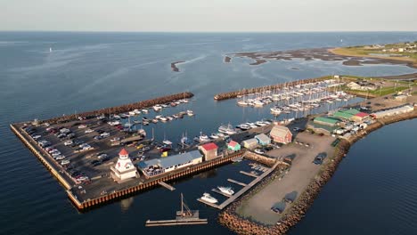 Hiperlapso-De-Drones,-Puerto-Deportivo-Con-Barcos-Y-Coches