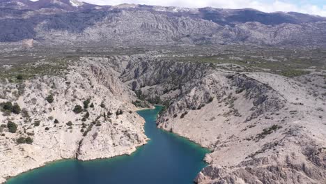 Cala-Zavratnica-En-La-Costa-Rocosa-Del-Mar-Adriático-En-Croacia---Un-Popular-Destino-Turístico-Y-De-Viaje---Toma-Aérea-De-Drones