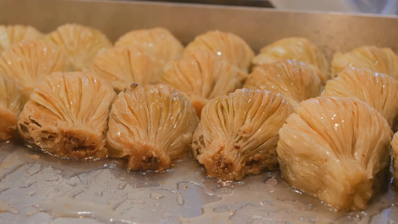 Baklava a forma di conchiglia con ripieno di pistacchio. Video dolly. Baklava turca. 4K