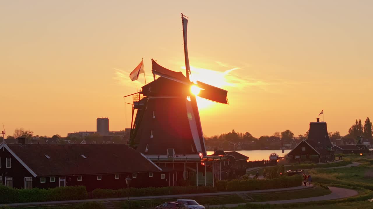 Vista aérea de un atardecer festivo del Día del Rey sobre molinos de viento tradicionales, Zaanse Schans