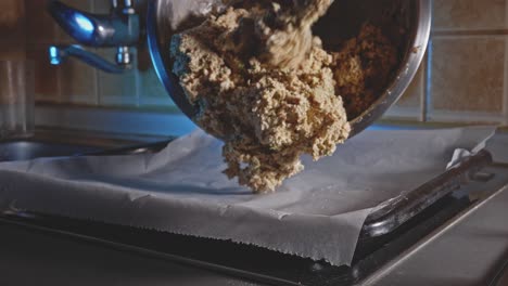 mezcle verduras saludables molidas con queso bajo en grasa poniendo en una sartén al horno