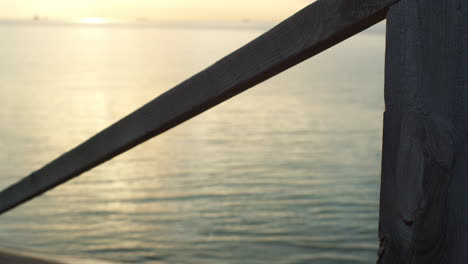 Bau-Einer-Brücke-Am-Strand-Bei-Sonnenuntergang-Im-Natürlichen,-Ruhigen-Meereslandschaftshintergrund.