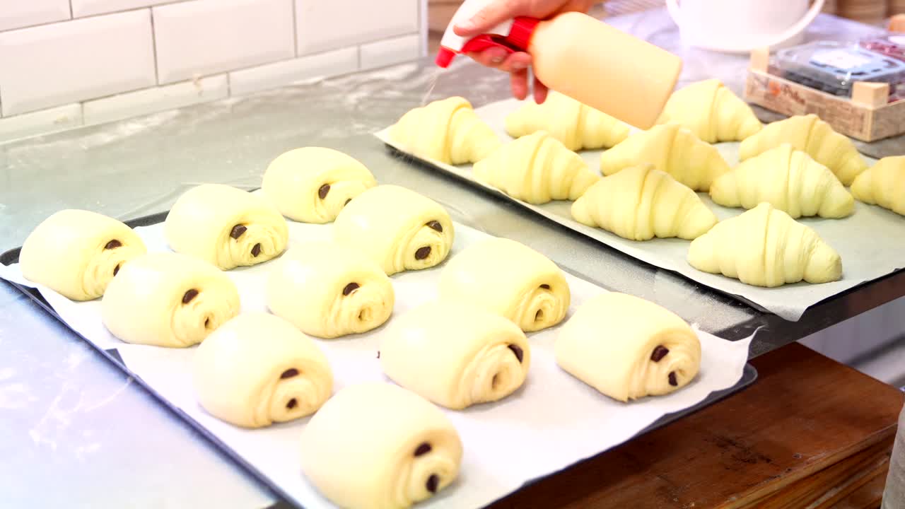 Preparare pain au chocolat e croissant
