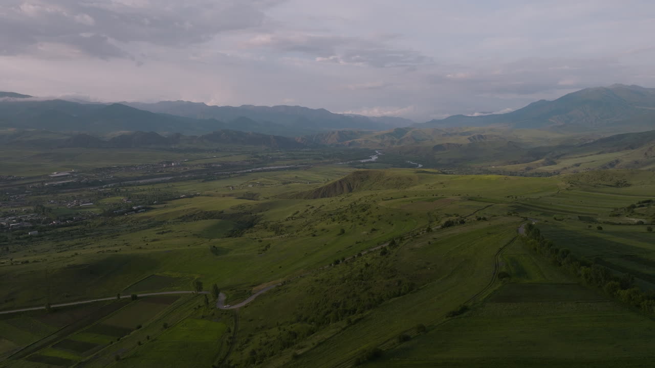 Vista panoramica di vasti campi sotto un cielo nuvoloso in Samtskhe-Javakheti, a sud-est di Upper Vardzia in Georgia - ripresa da drone.