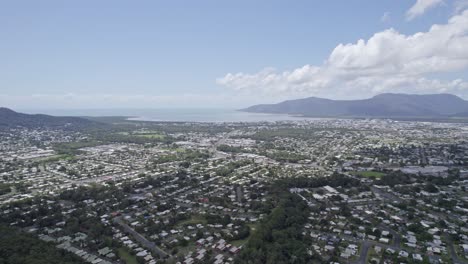 Barrio-Suburbano-De-Cairns-En-El-Extremo-Norte-De-Queensland,-Australia---Panorámica-Aérea