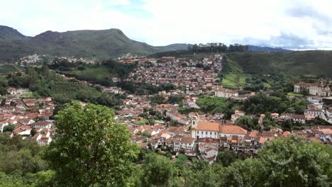 Vista-Panorámica-De-Ouro-Preto,-Antigua-Ciudad-Minera-Colonial-En-El-Estado-De-Minas-Gerais,-Brasil