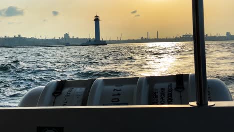 Woronzow-Leuchtturm-Während-Des-Sonnenuntergangs,-POV-Einer-Person-Auf-Einem-Boot,-Das-Im-Ozean-Segelt